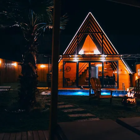 Bungorise Garden Hot Pool And Big Garden Chalet *