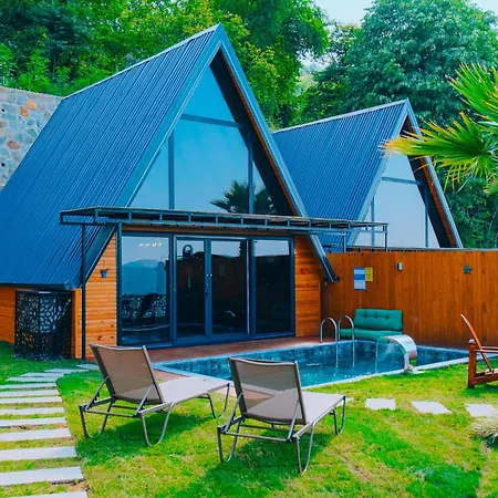 Bungorise Garden Hot Pool And Big Garden Chalet *