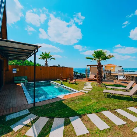 Bungorise Garden Hot Pool And Big Garden Chalet *