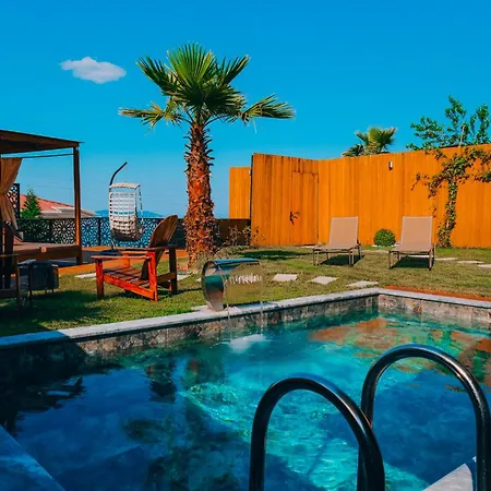 Bungorise Garden Hot Pool And Big Garden