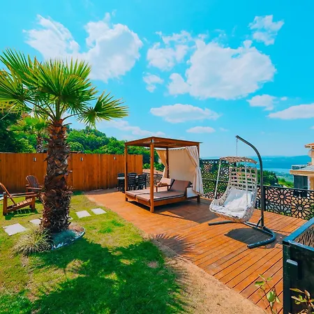 Bungorise Garden Hot Pool And Big Garden Chalet *
