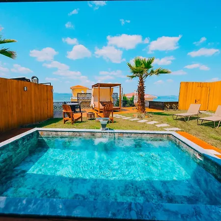 Bungorise Garden Hot Pool And Big Garden Chalet