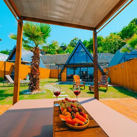 Bungorise Garden Hot Pool And Big Garden Chalet *
