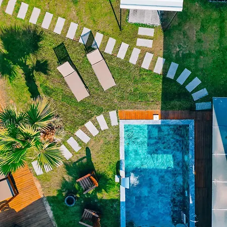 Bungorise Garden Hot Pool And Big Garden Chalet *